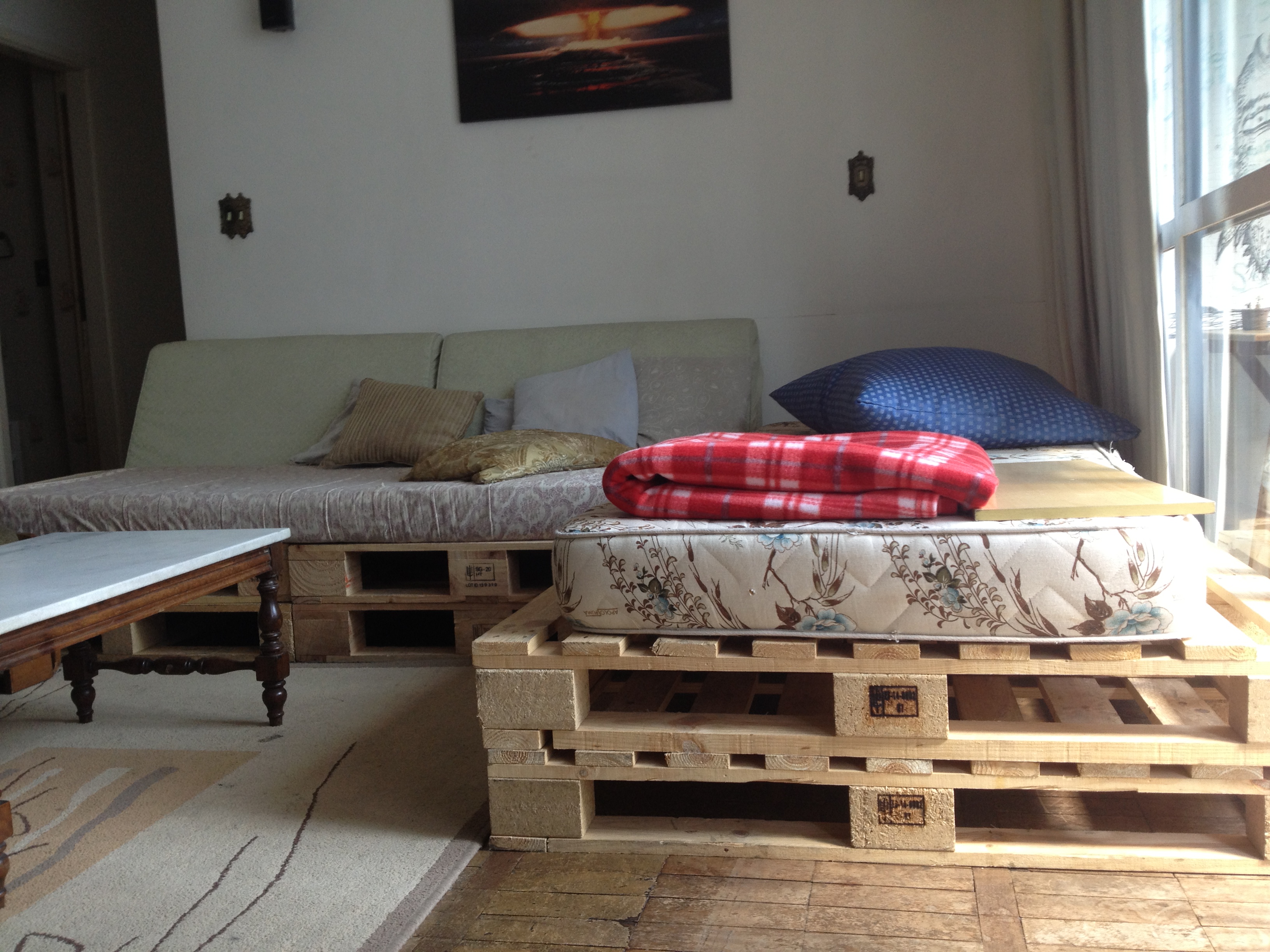 sofá de paletes com futton