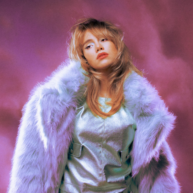 Análise do álbum 'Memoir of a Sparklemuffin' de Suki Waterhouse