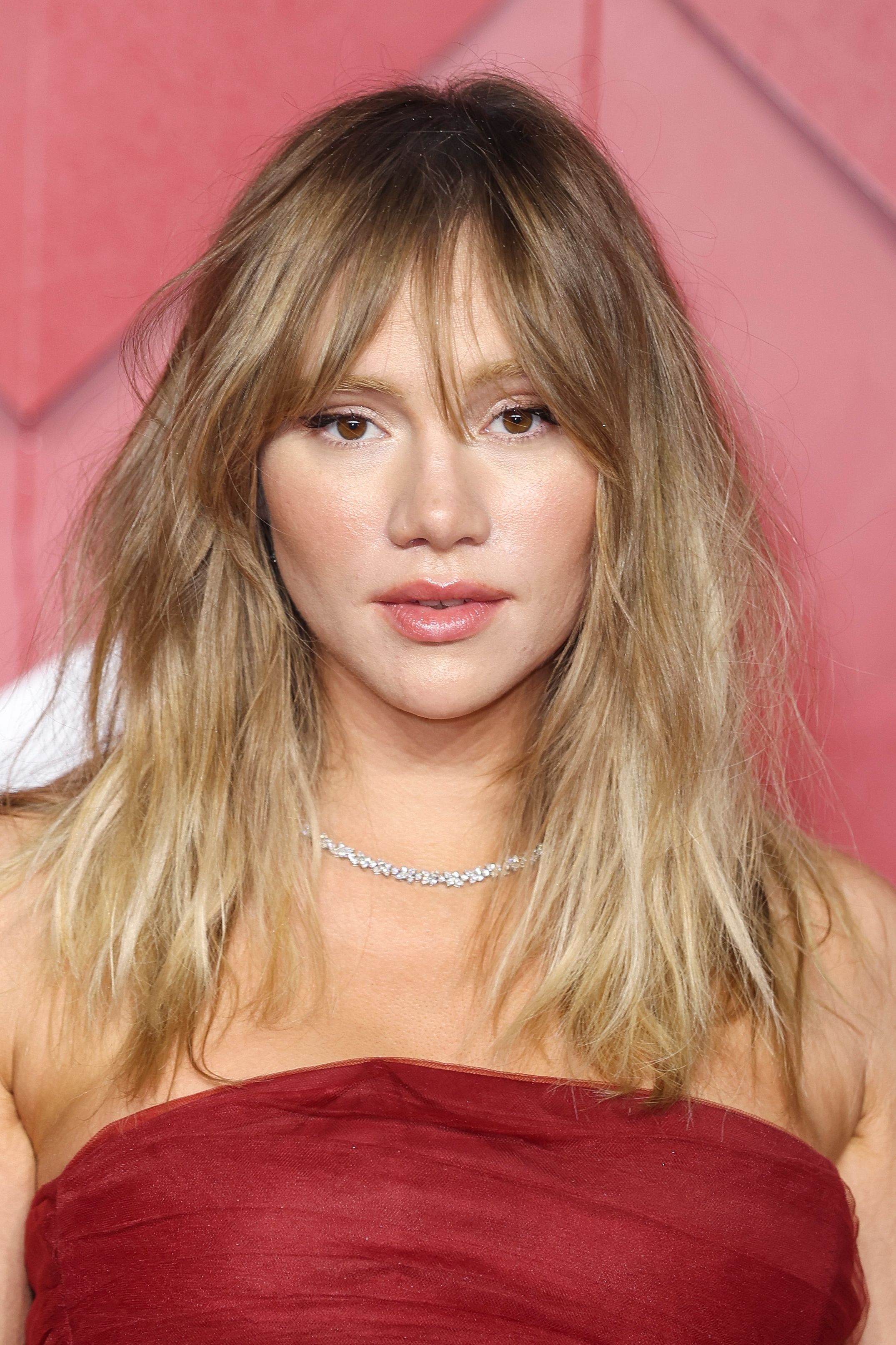 De modelo a atriz: a jornada de Suki Waterhouse em Hollywood