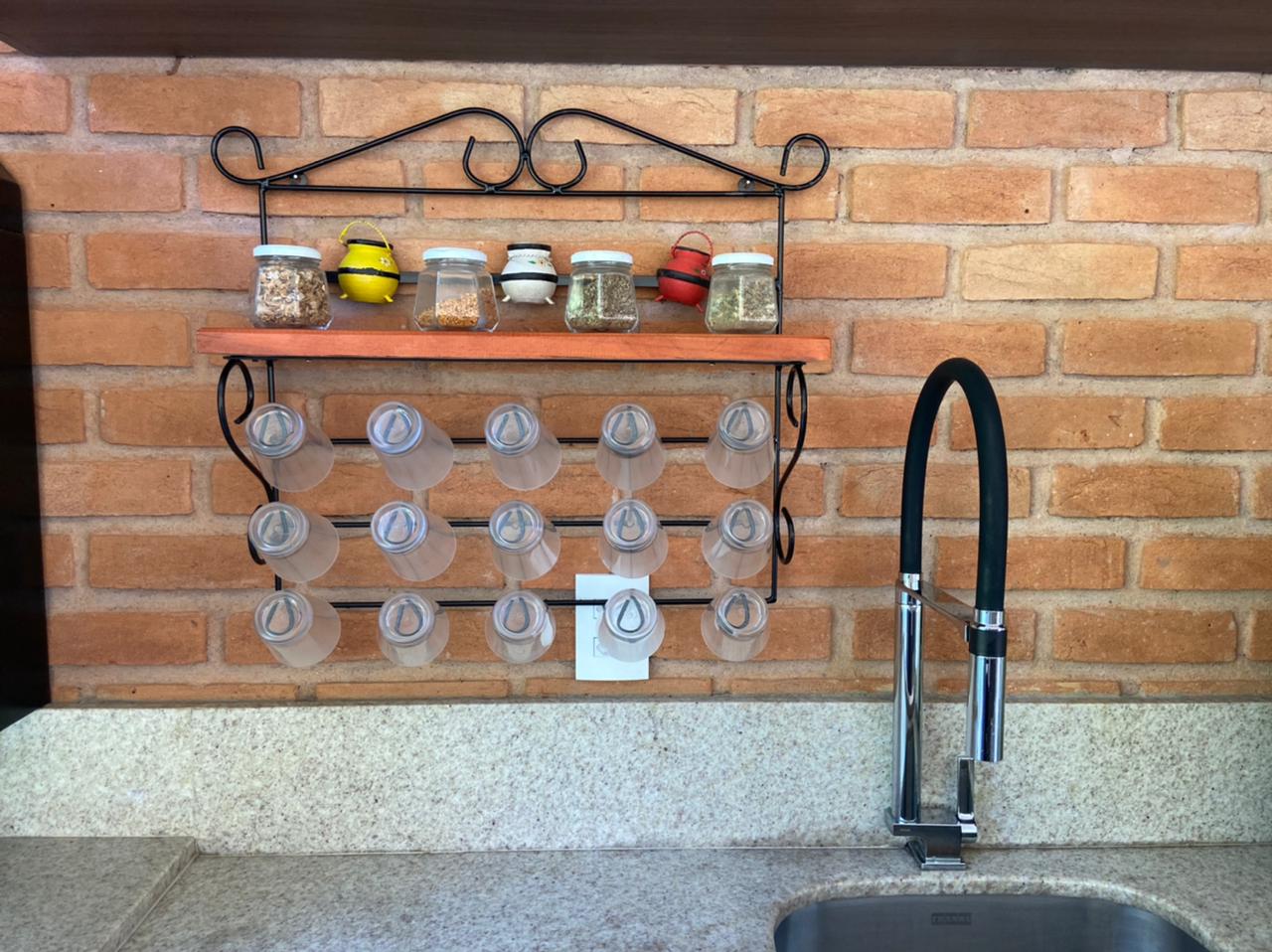 Suportes de Xícaras Rústicos vs. Industriais: Qual Combina Mais com Sua Cozinha?