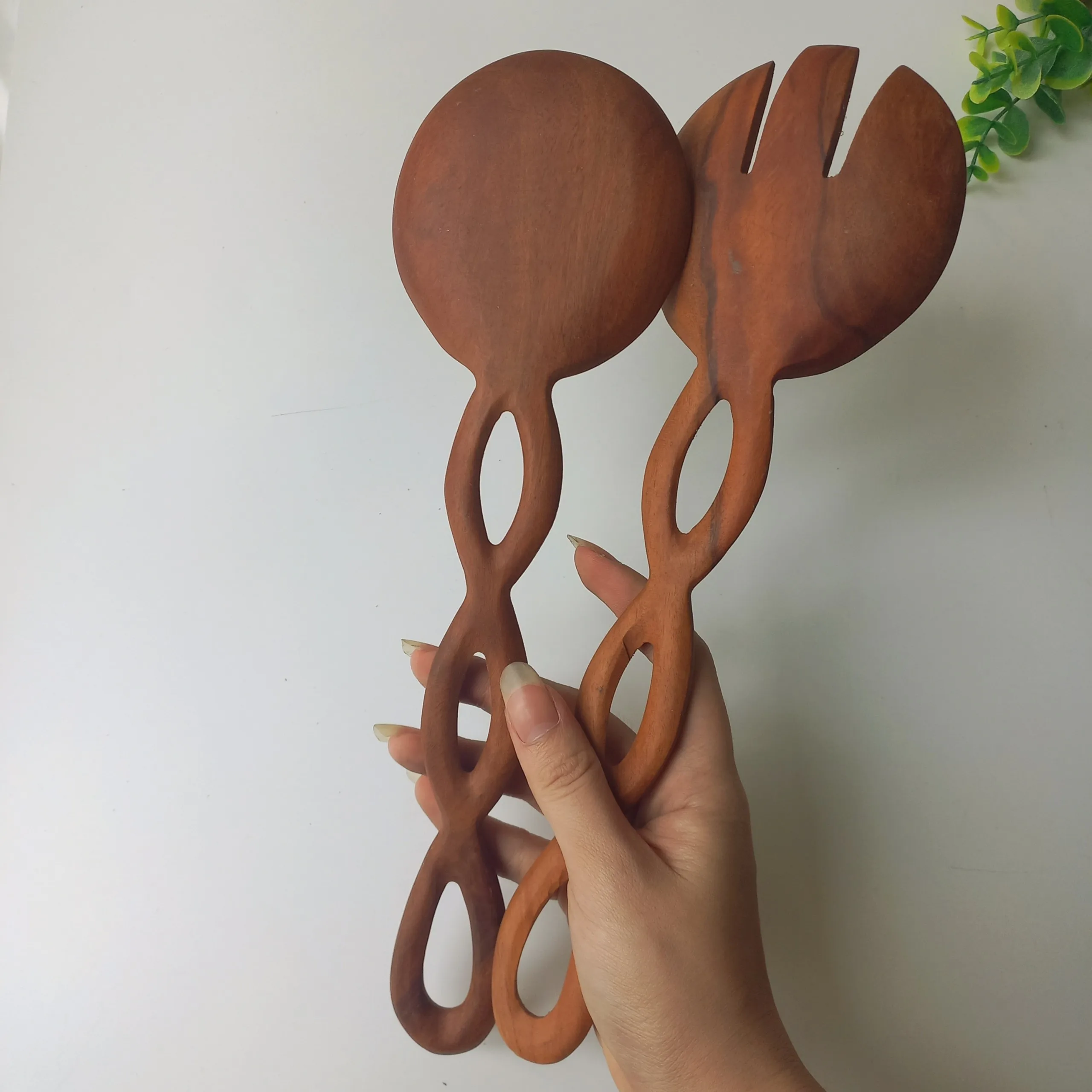 Mesa posta rústica vs. moderna: o papel dos talheres de madeira