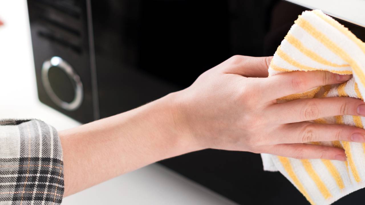 tirar o cheiro de queimado do micro-ondas