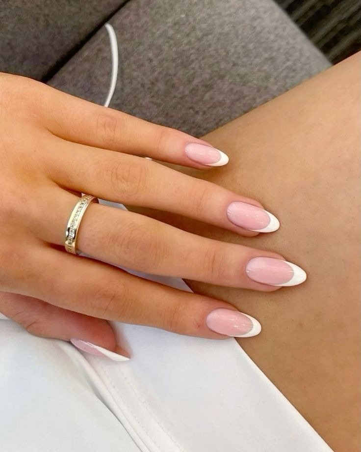 Milky Nails vs. Efeito Sabão: Qual a tendência ideal para você?