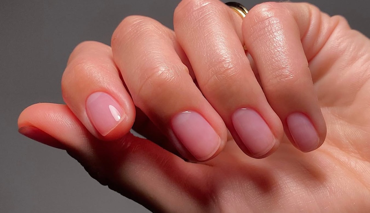 Milky Nails vs. Efeito Sabão: Qual a tendência ideal para você?