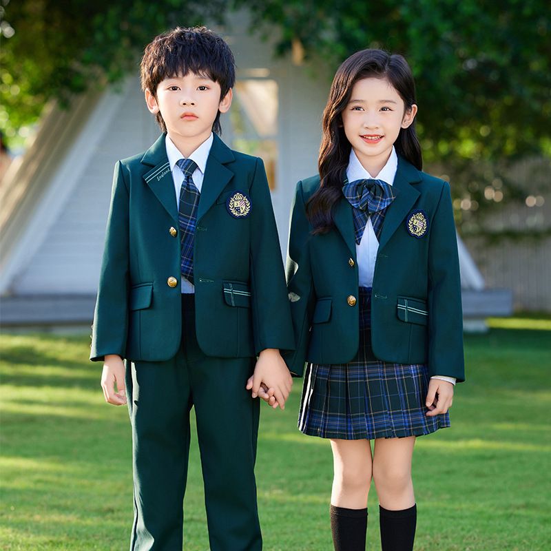 ideias de looks com uniforme escolar