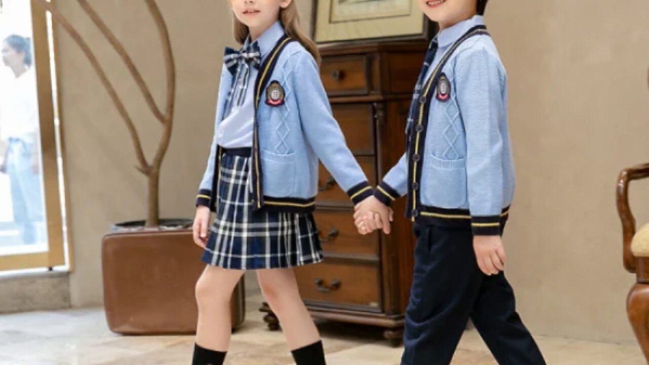 ideias de looks com uniforme escolar