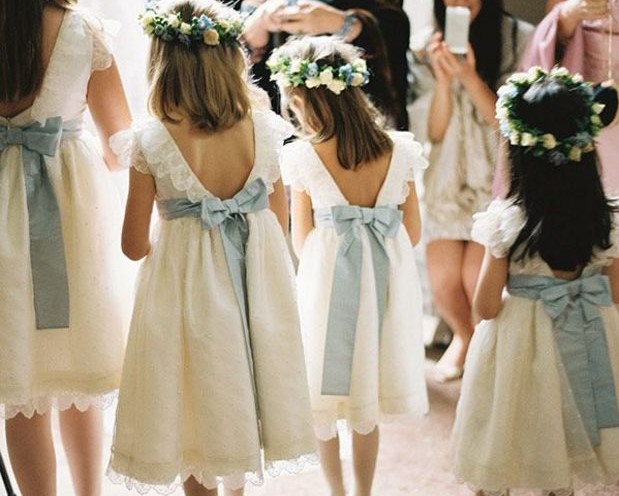 vestido de daminha branco com detalhes em dourado